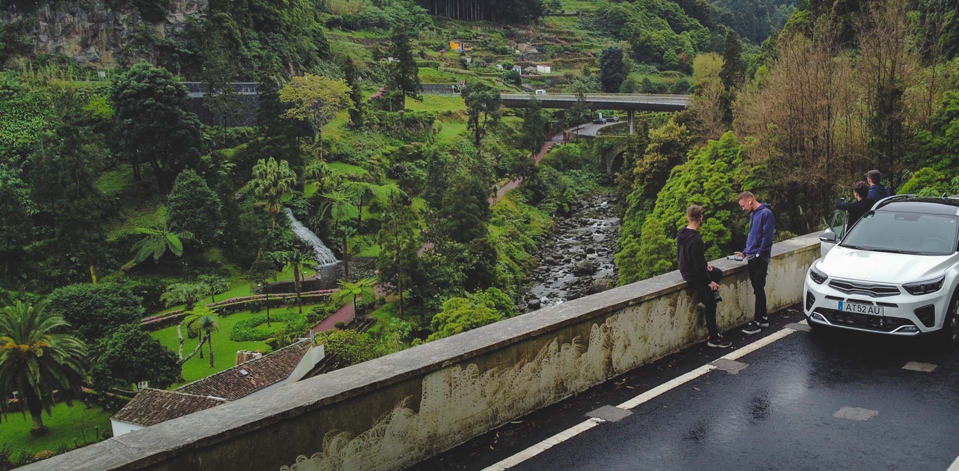 Viatura Kia Stonic IslandRent numa estrada em São Miguel, Açores